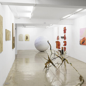 Diversos artistas, Telúricos, vista da exposição. Cortesia da Galeria Nara Roesler