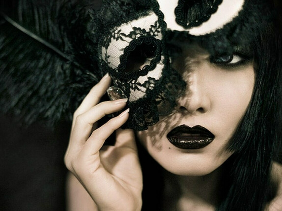 тотал блэк 2022. тотал блэк лук. одежда в чёрных тонах. уикенд стиль. одежда с цепями.