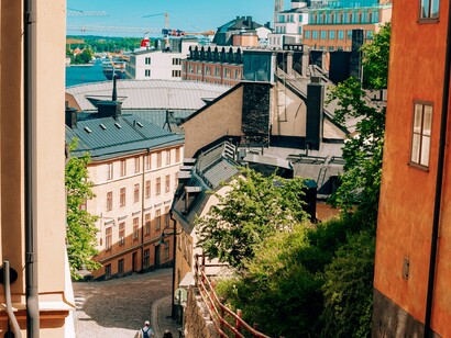 Le stazioni della metropolitana sono vere gallerie d’arte sotterranee, aperte a cittadini e viaggiatori. Uno dei vicoli della città medievale, Stoccolma, Svezia