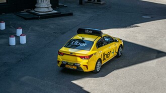 Então, o trabalhador foi lá, pegou o seu carro, um bem durável, e transformou-o em trabalho. Agora o seu carro é uma ferramenta de ganhar dinheiro. É aquilo que irá transformar a sua realidade. O carro é sua fábrica. O carro é sua prestação de serviço. Só que isso só vai funcionar enquanto o app de corridas estiver funcionando. App + motorista + carro = dinheiro. Motorista + carro = cidadão que tem um bem