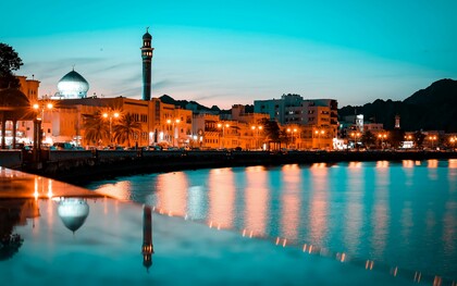 Mutrah, il cuore storico di Muscat, affascina con il suo vivace souk, il lungomare panoramico e il mix perfetto tra tradizione omanita e vibrante vita marina. Mutrah, Muscat, Oman