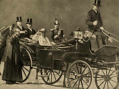 Papa Leone XIII nel 1898, promulgatore dell'enciclica Rerum Novarum del 15 maggio 1891, con la quale si inaugura la cosiddetta dottrina sociale della Chiesa