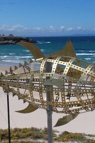 Escultura de un atún rojo en la playa de Barbate