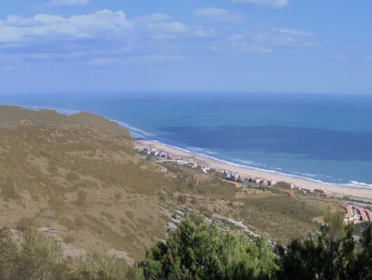 Algunas comarcas, auténticos «desiertos demográficos». Castelldefels se convierte en el contrapunto. Cada vez tiene más población: en los últimos veinte años ha crecido en cerca de 11.000 personas. El Mediterráneo de Castelldefels, España