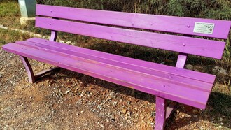 Panchina viola sul lungomare di Ardenza (Livorno, Italia) per la sensibilizzazione sulla fibromialgia