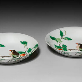 Dish with bird on fruit tree branch, China, Jiangxi province, Jingdezhen kilns, Qing dynasty, 1662–1722. Courtesy of Cleveland Museum of Art