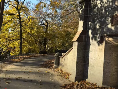 Los personajes de la iglesia neerlandesa, el puente y el cementerio originales siguen presentes en el pueblo y en los relatos, representando a Sleepy Hollow, New York,
 EE. UU.