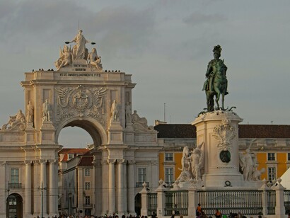 Estátua Do Rei José I Na Praça Do Comércio, Lisboa, Portugal. O turismo, que sempre foi apontado como um motor de crescimento, já dá sinais de esgotamento nas grandes cidades. Embora tenha contribuído significativamente para o aumento do Produto Interno Bruto (PIB), o setor tem gerado problemas como a gentrificação, o aumento de preços e a precarização do trabalho