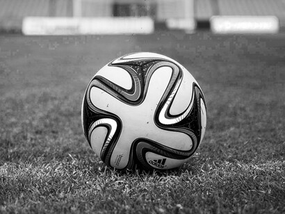 Bola de futebol no gramado. Com capital, a diplomacia financeira do futebol, impera luso-azeitadamente, sem as demoras e injustiças do tempo inerte. Já dizia um grande ancião amigo meu: capital não é problema, mas solução
