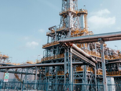 Plataforma de extração de petróleo. Restava saber se o produto era viável, abundante, constante. Em confirmação dessas hipóteses, no dia 27 de agosto de 1959, o coronel Edwin Drake perfurou o primeiro poço de petróleo na cidade de Titusville, também na Pensilvânia para demonstrar que a possível abundância do produto. Estava, assim, inaugurada a temporada infinita de caça ao ouro negro