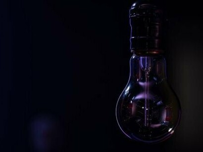 Lâmpada elétrica. Um ano após o início da nova fase da tensão russo-ucraniana, a revista The economist informou que o contingenciamento de energia entre maio de 2022 e maio de 2023 havia eliminado mais europeus que a crise sanitária de Covid-19







