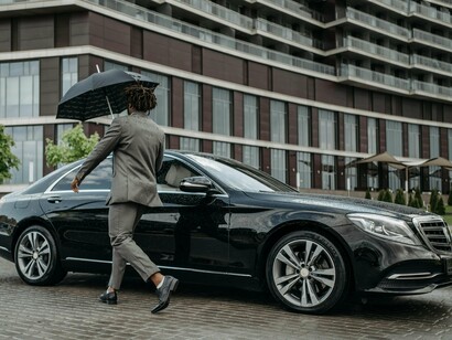 E o reforço dessa grandeza vem porque Seu Atanázio, amigo do meu pai, foi motorista da Presidência, e quando pretendia ir a Luziânia passar uma noitada, trazia para o Bloco J, o Jaguar, carro lindo e luxuoso.
Um aparte
