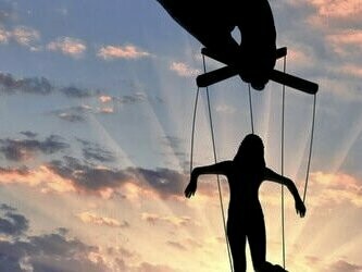 Ao contrário da manipulação da informação, que visa processos cognitivos e percepções, a guerra psicológica visa cavar mais fundo, expondo as emoções humanas mais básicas (raiva, medo, ódio) e buscando transformá-las em algo mais forte por razões políticas, ideológicas e de segurança