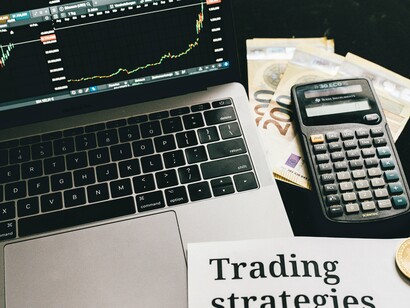 Assim, de repente, sem nenhuma pós-graduação ou doutorado em macroeconomia internacional, para ser redundante, uma nação de terceiro mundo, emergente, torna-se mister em negócios transnacionais e vira modelo! Para os mais escaldados, a experiência brasileira em inflação e juros altos, tinha outra utilidade em tal momento da excesiva necessidade de emissão de moeda e, endividamento governamental, além da bancarrota de bancos, também experenciada havia poucas décadas. E naquele hemisfério sul, da mesma América