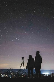 Contemple a beleza do universo enquanto reflete sobre a conexão entre humanidade e cosmos. Explore essa fascinante jornada cósmica em nosso texto inspirador