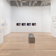Christine Sun Kim, Todo el día, toda la noche, vista de exhibición. Cortesía del Whitney Museum of American Art