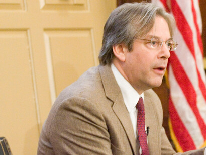 Según la visión de Ikenberry, ese orden no se perpetúa únicamente por coerción, sino también por una lógica de “compra”, de construcción de consenso y de legitimidad normativa; no todos los estados siguen los mismos niveles de cumplimiento, pero comparten un interés en mantener un sistema basado en reglas.  G. John Ikenberry en el Miller Center, 2011, Virginia, EE.UU.