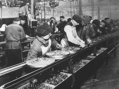 La linea di montaggio Ford nel 1913