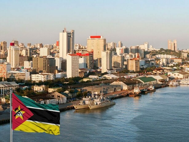 Maputo, Moçambique. Apesar de esta música ter sido lançada na década de 2000, retratando a realidade de forma crítica e denunciando as estruturas de poder, a precariedade, a pobreza, a fome, opressão, entre outras realidades sociais de Moçambique do então, estas nuances são, até aos dias que correm, recorrentes, marcando assim a sua atemporalidade