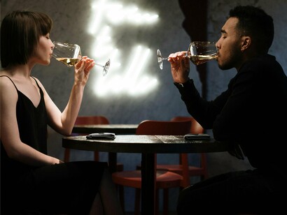 No começo, tudo parece mágico (se você for da classe dos padrões, pois do contrário vai continuar amargando a solidão e a autoestima sendo destruida). Os apps prometem democratizar o amor, acabar com a timidez, encurtar distâncias, “conhecer pessoas”. O flerte, que antes dependia de contexto, coragem e timing, agora cabe na palma da mão e numa simples mensagem. Basta deslizar para a direita, dar aquele coraçãozinho, trocar meia dúzia de frases e marcar um encontro, rezando para não virar estatística e pauta de telejornal sensasionalista. Simples, rápido, eficiente, contudo ninguém avisou que junto com a facilidade viriam também a superficialidade, a inconstância, o cansaço emocional, o assédio, conversa de baixo nível e nudes não solicitados (e com fotos de qualidade bem ruim) 