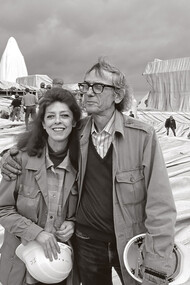 Christo y Jeanne Claude en una de sus instalaciones más célebres: la «envoltura» del Reichstag en 1995