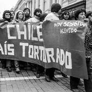 Los manifestantes denuncian las continuas prácticas de tortura que aplican las fuerzas policiales y militares en Chile durante la dictadura civil militar. Frente a la Catedral, en la Plaza de Armas de Santiago, septiembre de 1987. Foto por Paulo Slachevsky