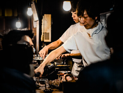 Le service délicat et respectueux du personnel, un geste empreint de la politesse japonaise, fait partie intégrante de l’expérience culinaire chez iRasshai