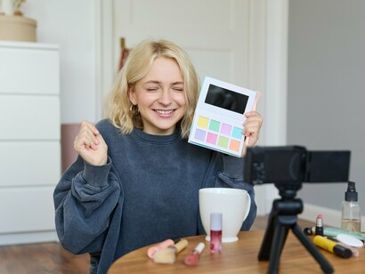 Blogueira de maquiagem. O surgimento dos blogs foram a primeira onda de influência digital, com pessoas reais postando em seus blogs seus gostos, suas dicas de lugares para jantar, lojas para comprar as roupas mais diferentes/baratas, dicas para estar nas tendências de beleza e diversos outros temas que atingem até o meio do cinema, música, culinária, bem estar e diversos outros. De forma naturalmente orgânica esse meio cresceu e atingiu outros patamares com cada nova onda digital que surgia