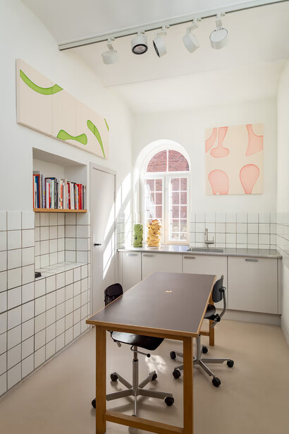 Landon Metz, exhibition view. Courtesy of Von Bartha Gallery