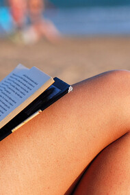 Mujer leyendo en la playa