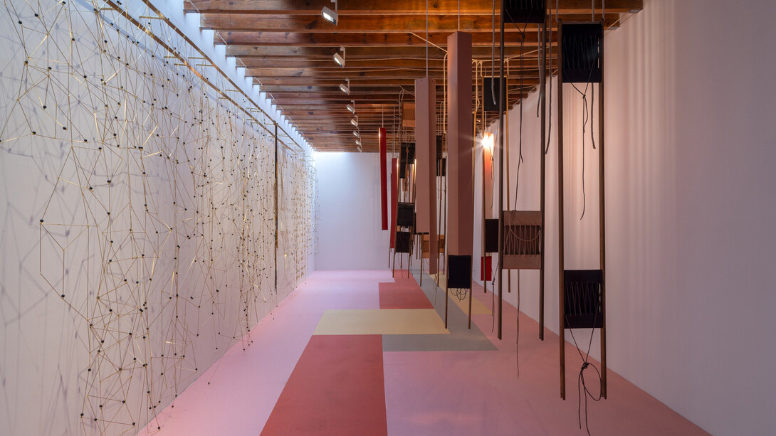 Leonor Antunes, Superficie, borde y vacíos (expandidos), vista de exhibición. Cortesía de kurimanzutto