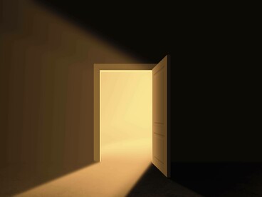 La porta verso la luce: Guardare oltre questa soglia significa essere aperti a ciò che è invisibile, "spalancare le porte all’ignoto, al mistero" per ritrovare l'interiorità dove, come scriveva Sant'Agostino, abita la verità
