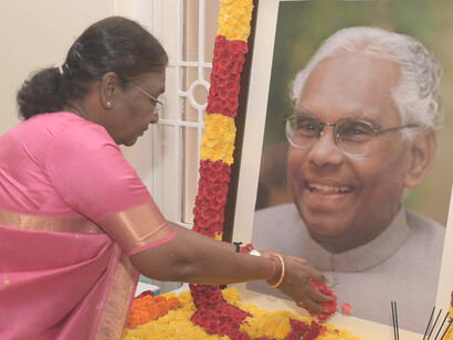 President Droupadi Murmu paid floral tributes to Shri K. R. Narayanan, former President of India, on his birth anniversary at Raj Bhavan, Chennai