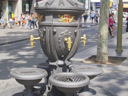 De la fuente aparecen espíritus, secuestran doncellas al anocher... Fuente de Canaletas. La Rambla, plaza Cataluña, Barcelona. España