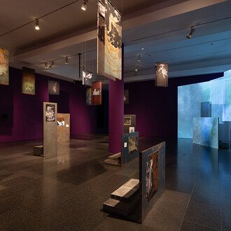 Basel Abbas y Ruanne Abou-Rahme, Prisioneros del amor. Hasta el sol de la libertad, vista de exhibición. Cortesía del Museu d’Art Contemporani de Barcelona