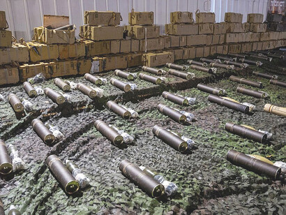 Las Fuerzas de Defensa de Israel muestran armas capturadas por Hezbolá, diciembre de 2024