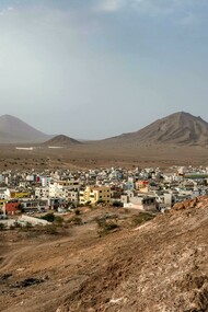 Cabo verde. Não posso fechar estas reflexões sem realçar que a alternância política na governação do país foi uma das maiores conquistas de Estado de Direito Democrático de Cabo Verde. Sabemos todos que as tentações hegemónicas sempre acompanham o exercício do poder e apenas eleições livres em que o povo se expressa sem medo podem impedir a formação de autocracias, ainda que travestidas de democracias. Também o facto de em Cabo Verde o presidente de um partido não poder ser concomitantemente Presidente da República vem contribuindo para o reforço do estado de direito Democrático