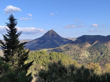 Cada isla es un laboratorio del alma. Quien nace o llega a una debe aprender pronto que el mundo comienza y termina en su propio horizonte, que cada llegada es un límite y cada límite una puerta. Mazzarino, Sicilia, Italia 