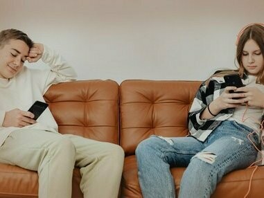 Mais do que simplesmente descrever como se fala ou se escreve, a Análise do Discurso, nas perspectivas desses autores, busca compreender como os sentidos são produzidos, legitimados, disputados e, muitas vezes, impostos em determinados contextos sociais e históricos