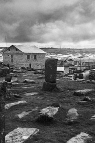 Antonella Monzoni -Ferita Armena - Antico cimitero di Noraduz, uno dei luoghi più suggestivi dellʼArmenia.
Situato vicino al lago Sevan, è un insieme di colline disseminate da migliaia di tombe e pietre sepolcrali
interamente intagliate e scolpite.