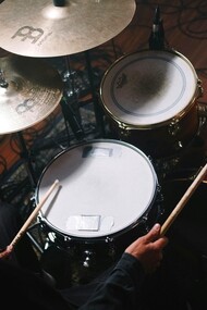 Il Rhythm and Blues (R&B) è nato negli Stati Uniti negli anni Quaranta, evolvendosi dal blues e dal jazz per diventare la colonna sonora della comunità afroamericana dell'epoca e il termine R&B fu coniato nel 1947 dalla rivista "Billboard" per descrivere la nuova musica che combinava ritmo sincopato e melodie blues, distinguendola dal jazz e dal gospel