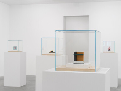 Ron Nagle, Irrational discovery, exhibition view. Courtesy of Matthew Marks Gallery