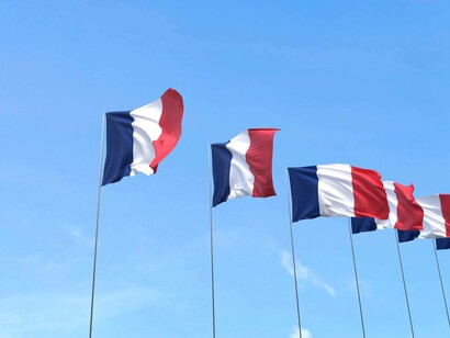 Bandiere francesi: "In Francia, personaggi come Éric Zemmour e Marine Le Pen, sebbene non al governo, influenzano il dibattito pubblico con idee che mirano a riscrivere la memoria storica..."