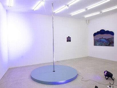 Eliana Quilla, Te busco, noche, vista de exhibición. Cortesía de Linse Galería