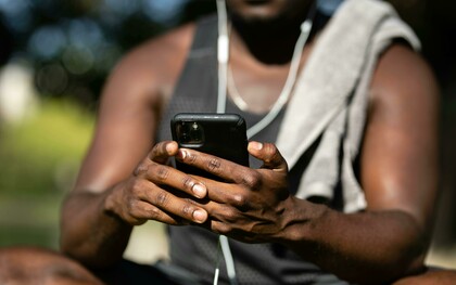 Nos dias atuais, é praticamente impossível imaginar um atleta sem o celular nas mãos minutos antes de treinos ou competições. Muitos recorrem ao aparelho para ouvir música, revisar táticas, enviar mensagens ou simplesmente passar o tempo. À primeira vista, isso parece inofensivo, mas o impacto desse hábito sobre a performance esportiva é muito maior do que se imagina. O uso excessivo do celular pode reduzir a concentração, atrasar os reflexos, prejudicar o preparo mental e até interferir na postura, comprometendo o desempenho físico e cognitivo