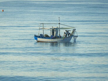 Barca da pesca al largo: "Mi sono ritrovata impigliata miseramente in una rete e più cercavo di liberarmi e più ne rimanevo avviluppata"