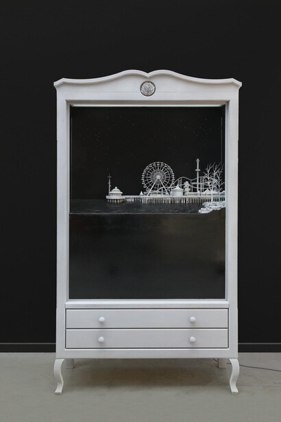 Hans Op de Beeck, Wunderkammer (The pier) (detail), 2024. Mit freundlicher genehmigung der Galerie Krinzinger