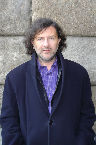 Claudio Rodríguez Fer es un poeta y académico gallego con una sólida trayectoria en el ámbito literario y universitario