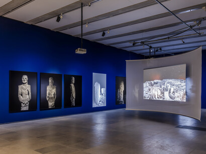 Building community. Göbeklitepe, taş tepeler and life 12,000 years ago, exhibition view. Courtesy of James-Simon-Galerie