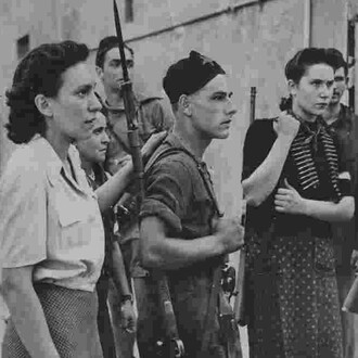 Centro di Documentazione Ebraica Contemporanea (CDEC), Press association inc., Israele bemporad con
un gruppo di partigiani il giorno della liberazione di pistoia l'8 settembre 1944, archivio degli antifascisti e partigiani ebrei. Per gentile concessione de Rete Fotografia
